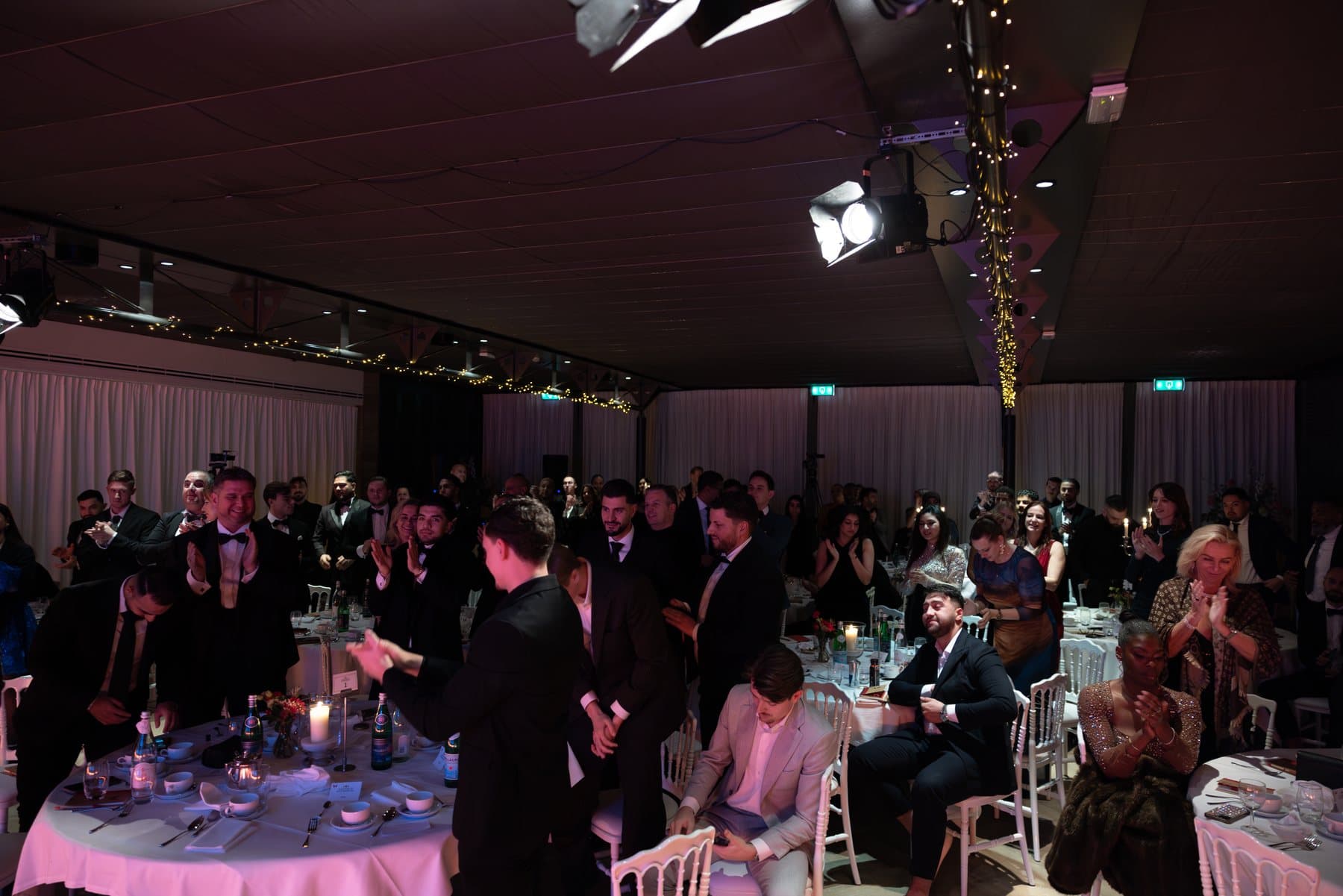 Gasten aan tafel in de volle zaal