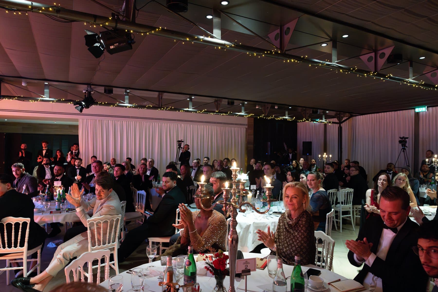 De volle zaal applaudisseert tijdens het gala